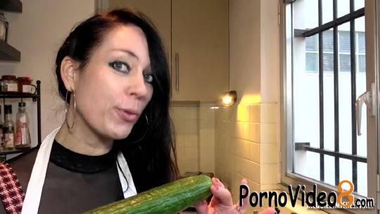 JacquieetMichelTV: Adeline - Adeline loves vegetables (HD/720p/675 MB)
