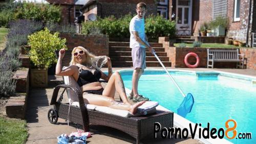 Chloe Savage - Pushing The Pool Boy (SD/480p/468 MB)